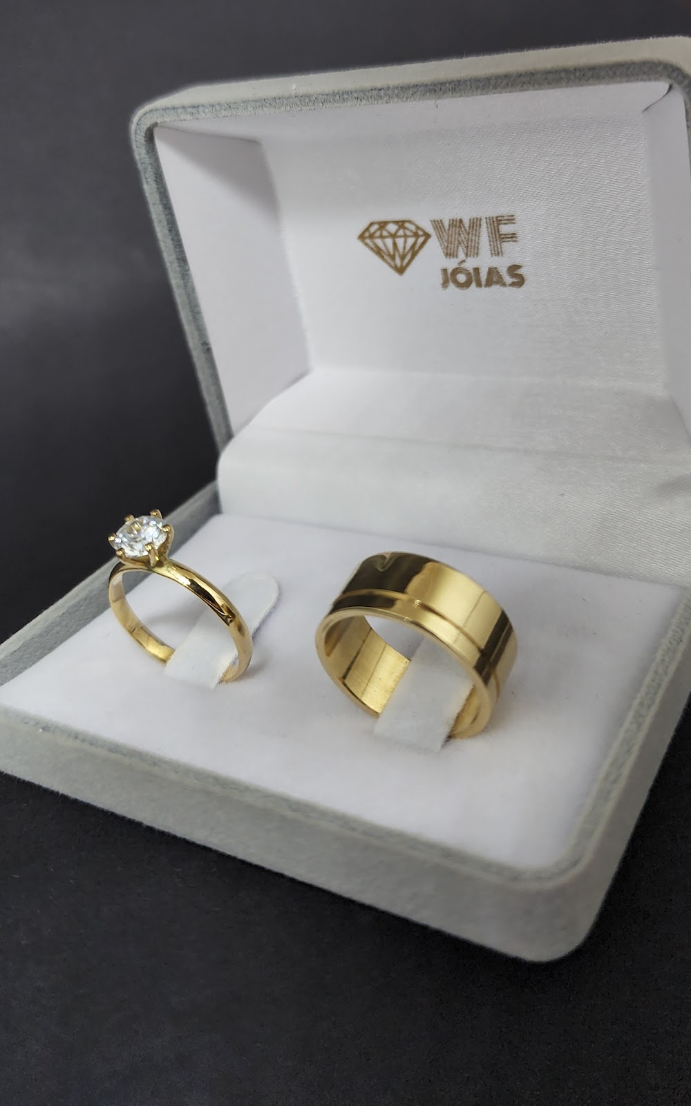 Alianças de noivado e casamento em ouro 18k, na caixa da WF Joias
